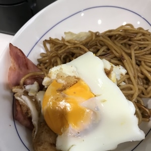 目玉焼き乗せ～焼きそば＊＊